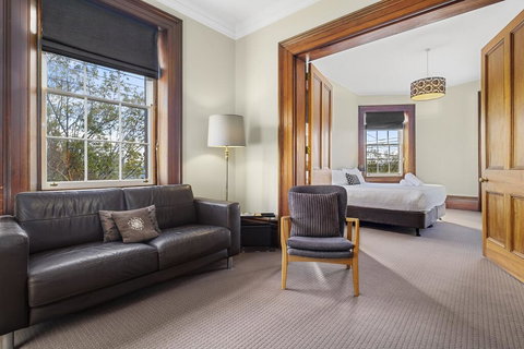 Cromwell Apartment - 3 Red Doors Battery Point - VIC Tourism 1