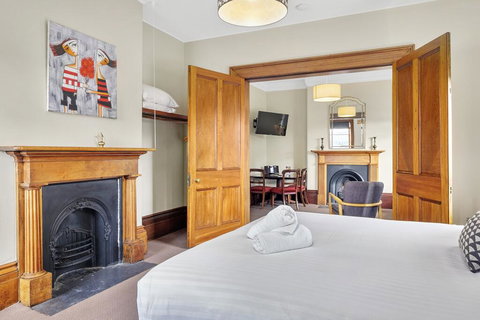 Cromwell Apartment - 3 Red Doors Battery Point - VIC Tourism 3