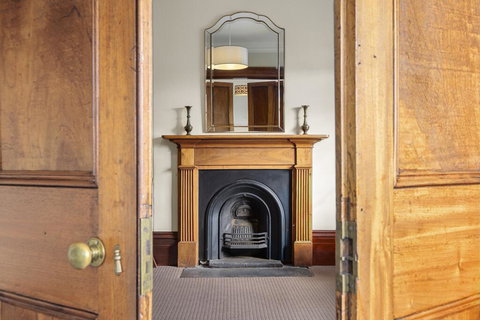 Cromwell Apartment - 3 Red Doors Battery Point - VIC Tourism 2