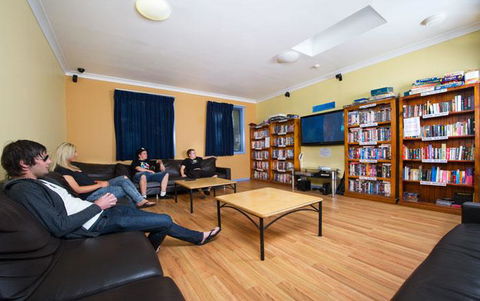 Cronulla Beach Backpackers - VIC Tourism 0