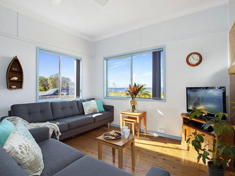 Crystal Blue - Views Across The Bay - VIC Tourism 1