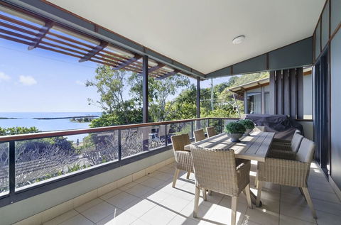 Currumbin Beachside Holiday Home - VIC Tourism 0