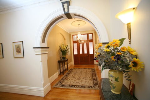 Darcy's Hotel - VIC Tourism 0