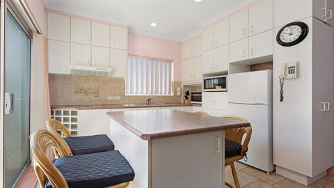 Debra Court 11 - VIC Tourism 1