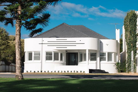 Deco Beach Luxury Apartments - VIC Tourism 0