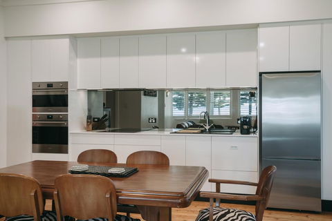 Deco Beach Luxury Apartments - VIC Tourism 3