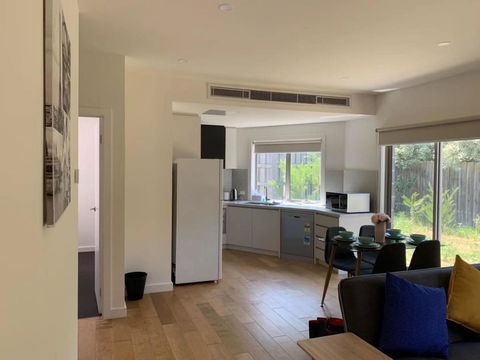 Delightful Bedroom In Bentleigh East - VIC Tourism 1