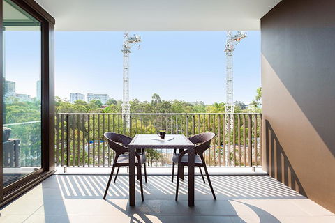 Designer Apartment With Balcony In Quiet Suburb - VIC Tourism 3
