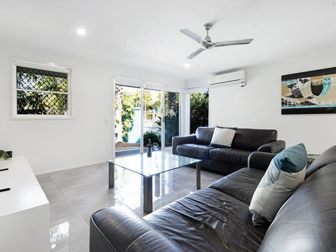 Diamond Beach 3 Bedroom Poolside Apartment - VIC Tourism 3