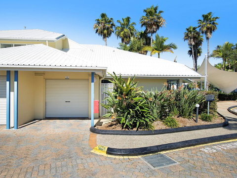 Diamond Beach 3 Bedroom Poolside Apartment - VIC Tourism 2