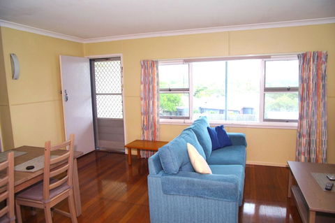 Dunroamin, 20 Main Street - VIC Tourism 1