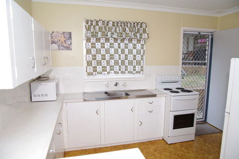 Dunroamin, 20 Main Street - VIC Tourism 3