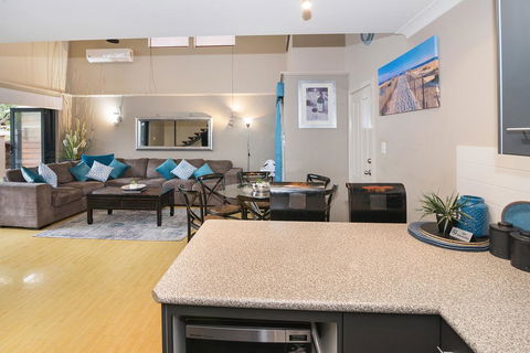 Dunsborough Deluxe Retreat - VIC Tourism 3