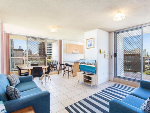 Ebbtide 6 - Opposite Main Beach - VIC Tourism 0