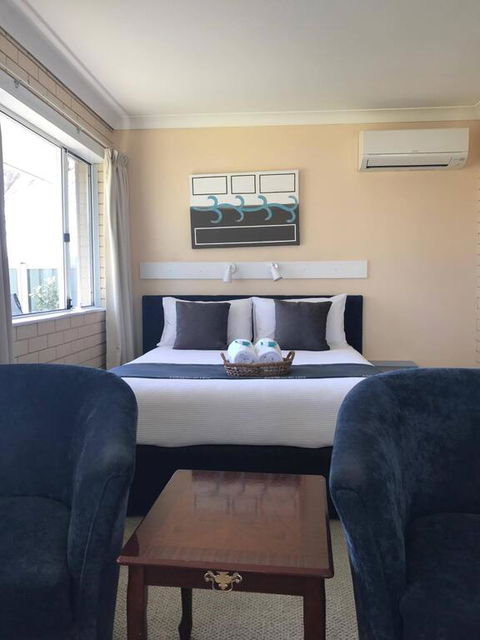 Edgewater Motel - VIC Tourism 3