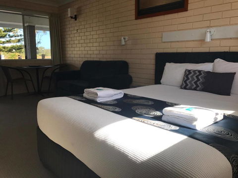 Edgewater Motel - VIC Tourism 1