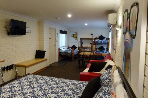 Esk Wivenhoe Motor Inn - VIC Tourism 3
