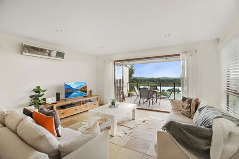 Family House With BBQ Deck, Water View And Parking - VIC Tourism 1