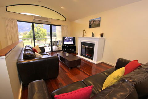 Five Clematis Views - VIC Tourism 2