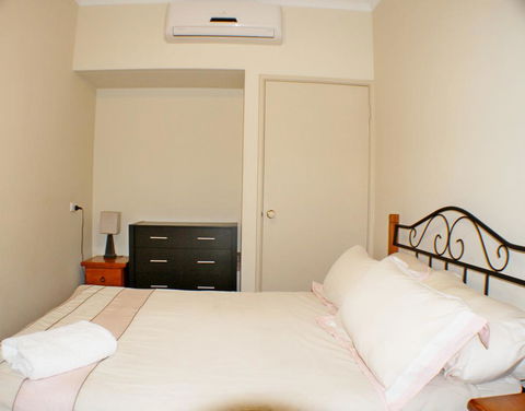 Geraldton Luxury Retreat 2 - VIC Tourism 3