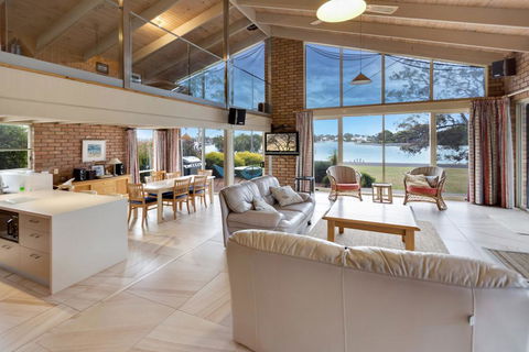 Getaway - Waterfront Island Living - VIC Tourism 1