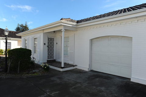 Glenelg Holiday Apartments-Colonial Square - VIC Tourism 0