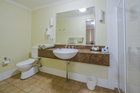 Golden Guitar Motor Inn - VIC Tourism 1