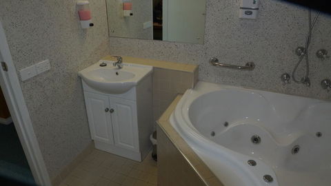 Golden Leaf Motel - VIC Tourism 3
