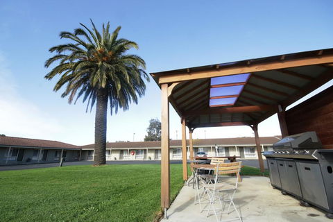 Golden Palms Motel - VIC Tourism 0