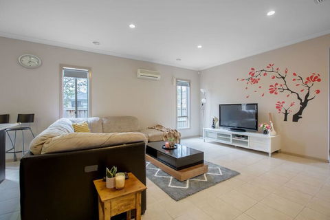 Gorgeous 4BR Home In Point Cook - VIC Tourism 0