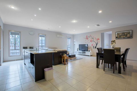 Gorgeous 4BR Home In Point Cook - VIC Tourism 3