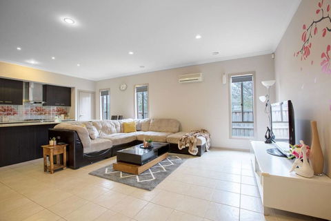 Gorgeous 4BR Home In Point Cook - VIC Tourism 1