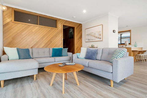 Granite Beach House - VIC Tourism 1