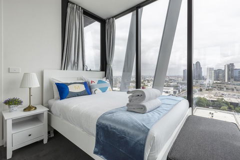 Gravity DefyingLight Filled ApartmentBay To City ViewsRooftop DeckHot TubNetflix - VIC Tourism 1