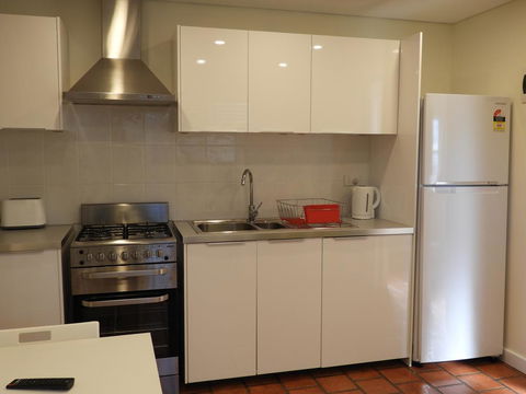 Guesthouse With Pool & BBQ - 10 Kms From CBD - VIC Tourism 1