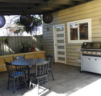 Guesthouse with Pool  BBQ - 10 kms from CBD - VIC Tourism