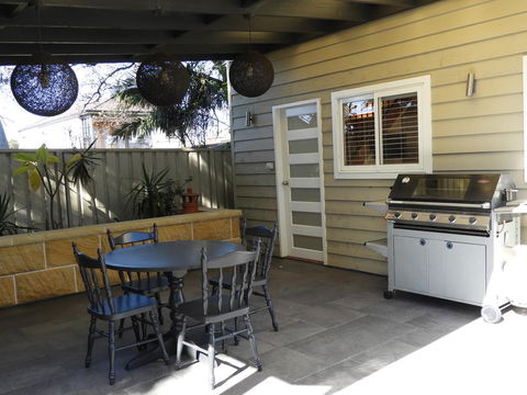 Guesthouse With Pool & BBQ - 10 Kms From CBD - VIC Tourism 0