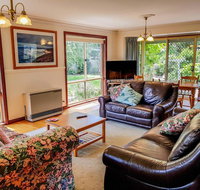 GUMS  ROSES - Family home in the heart of town. - VIC Tourism