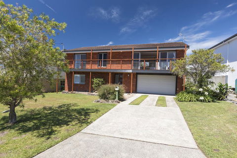 HAMPTONS - VIC Tourism 0