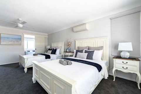 Hamptons Waterfront Getaway - VIC Tourism 1