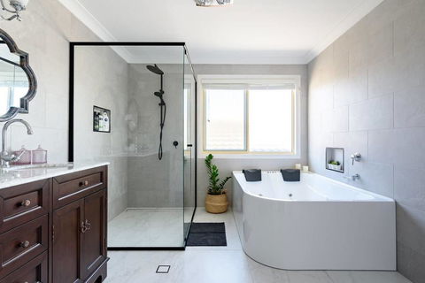 Hamptons Waterfront Getaway - VIC Tourism 0