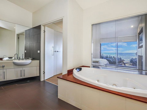 HEARN'S BEACHSIDE VILLA 8 - VIC Tourism 1