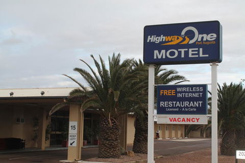 Highway One Motel - VIC Tourism 3