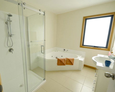 Hill Top Retreat Self Contained Accomodation - VIC Tourism 1