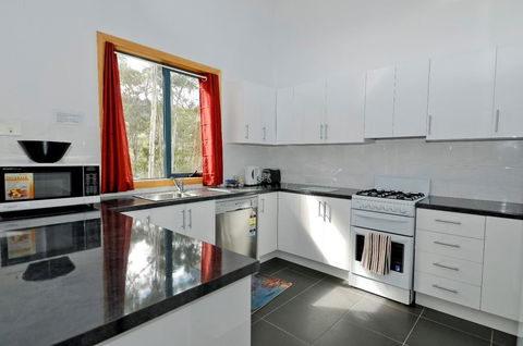 Hill Top Retreat Self Contained Accomodation - VIC Tourism 0