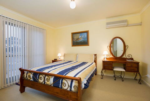 Holidays At Hollydene - VIC Tourism 3