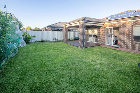 Homely Getaways In Central Pakenham - Pet Friendly - VIC Tourism 0