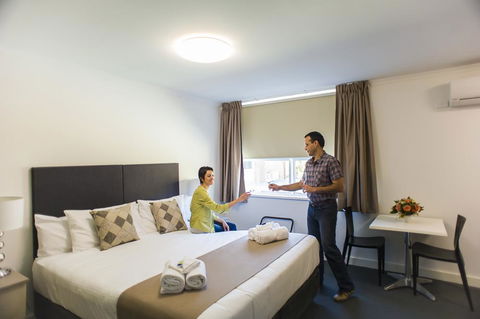 Hotel Gracelands - VIC Tourism 1