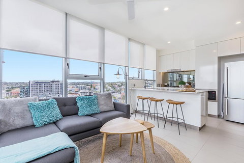 KOZYGURU NEWSTEAD DESIGNER 2 BED APT FREE PARKING POOL + GYM QNE088 - VIC Tourism 0