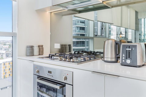 KOZYGURU NEWSTEAD DESIGNER 2 BED APT FREE PARKING POOL + GYM QNE088 - VIC Tourism 1